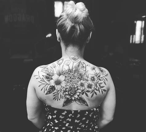 tatuajes de mujer en la espalda|40 Hermosas ideas de Tatuajes en la espalda para mujer